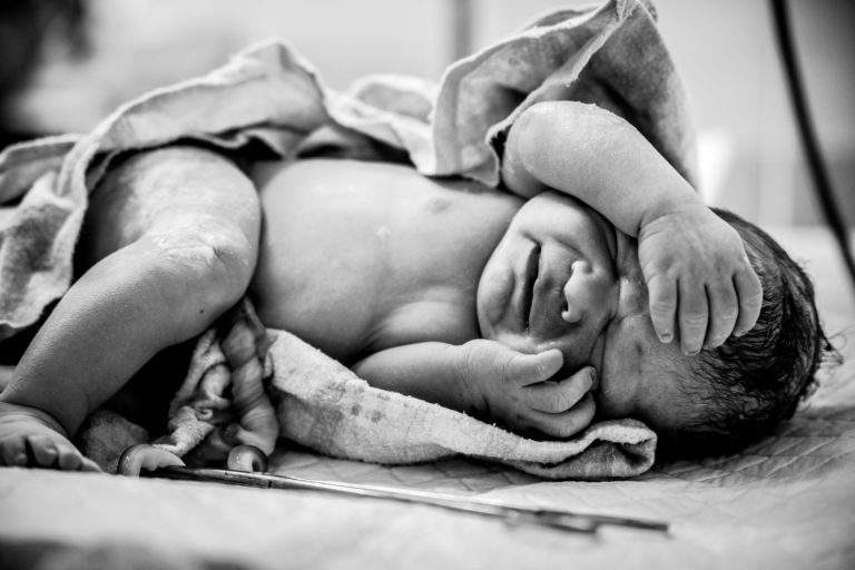 Hausgeburt: Baby nach der Geburt